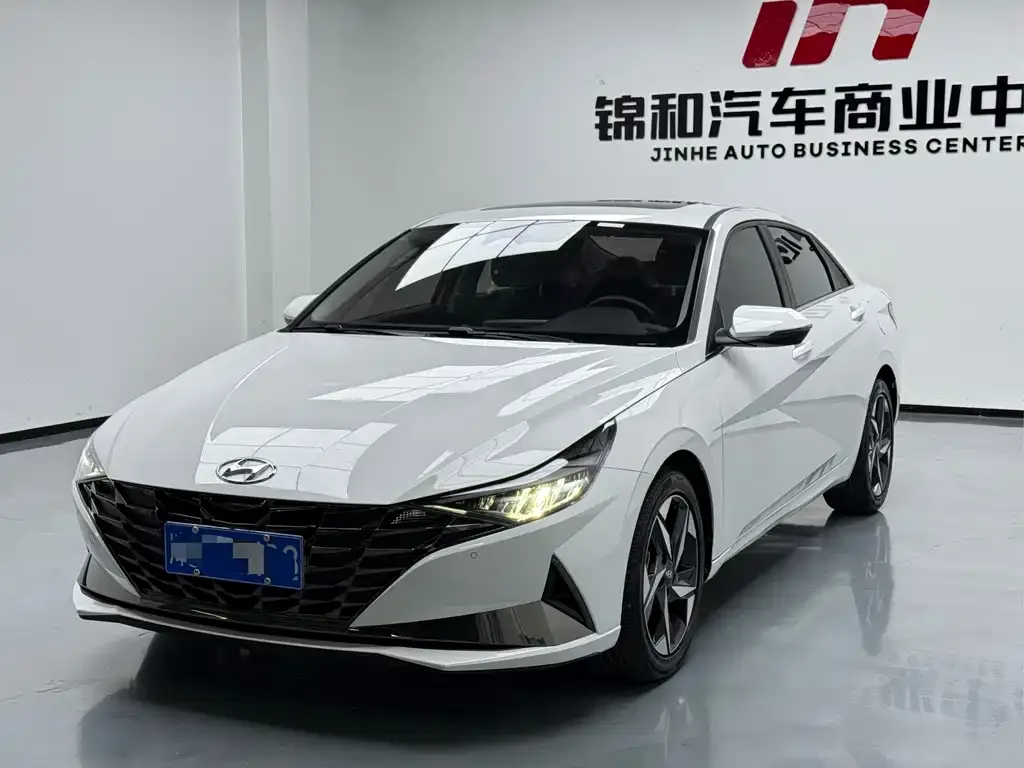 Hyundai Elantra — фото 1