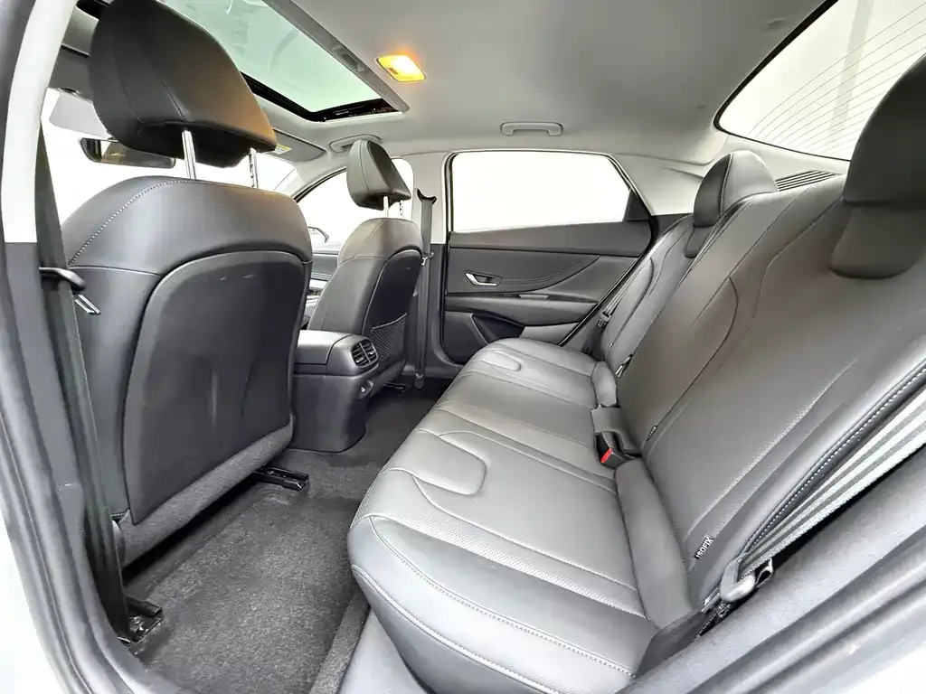 Hyundai Elantra — фото 7