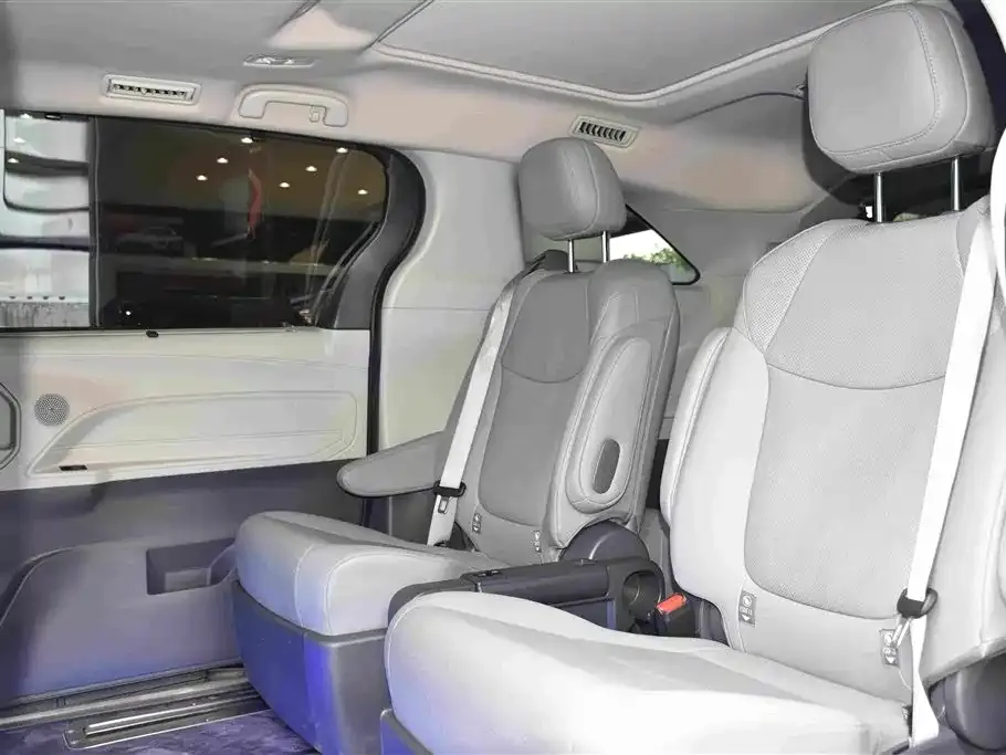 Toyota Granvia — фото 2