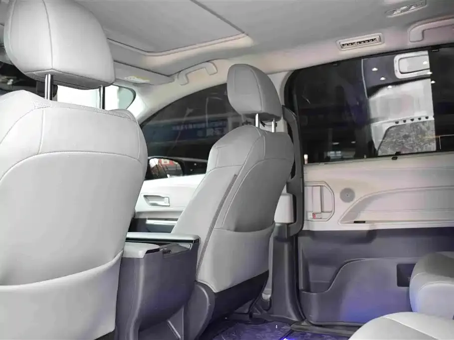 Toyota Granvia — фото 3