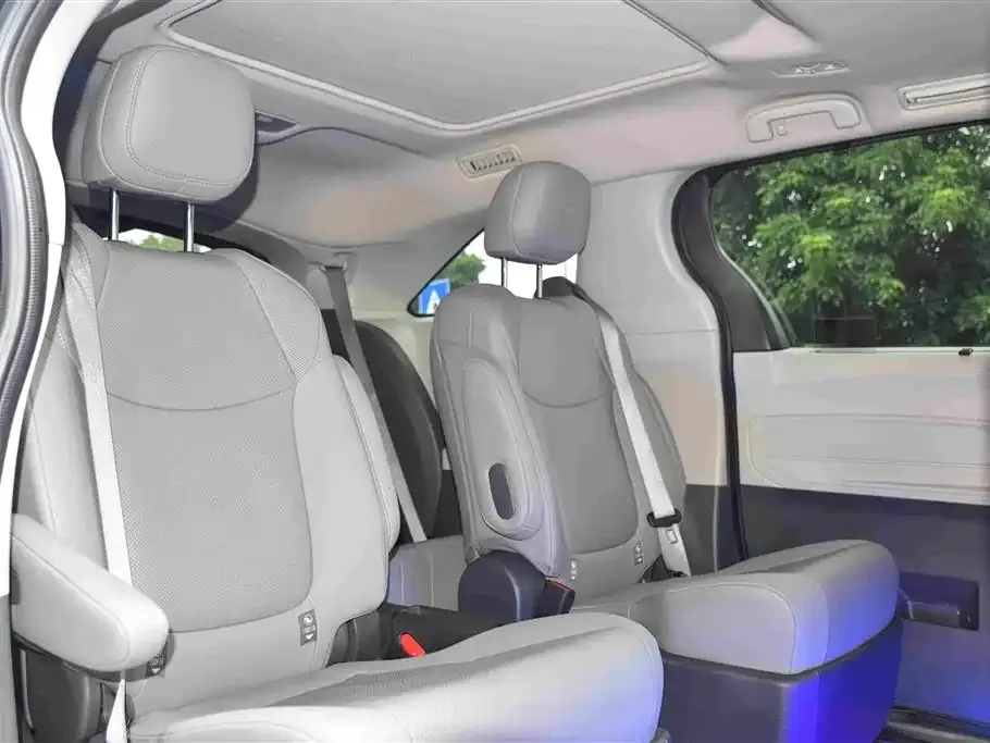 Toyota Granvia — фото 4