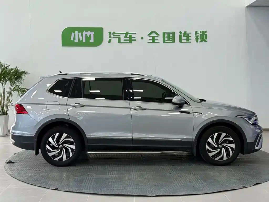 Volkswagen Tiguan L — фото 8