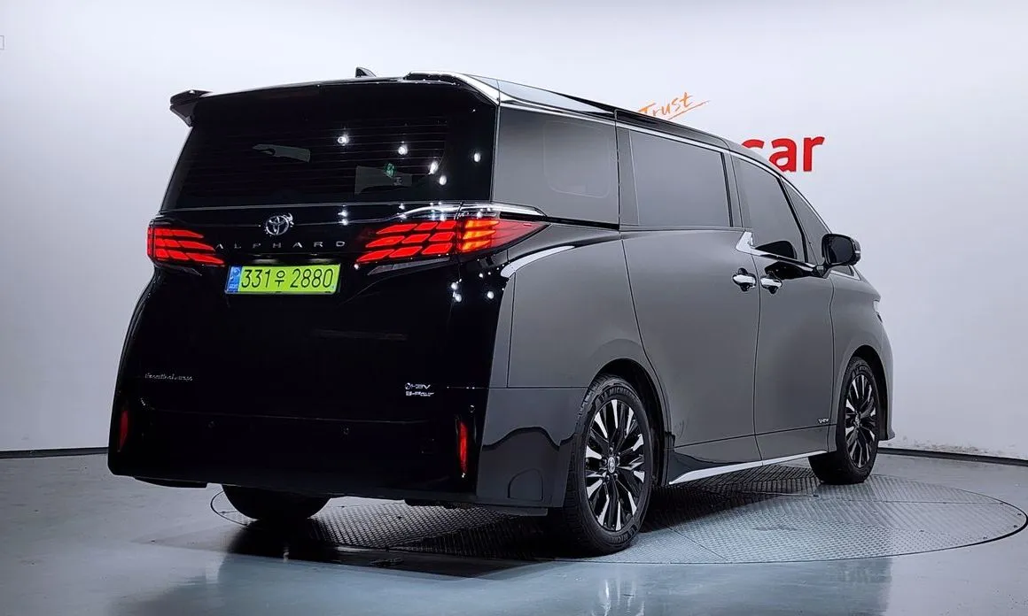 Toyota Alphard — фото 2
