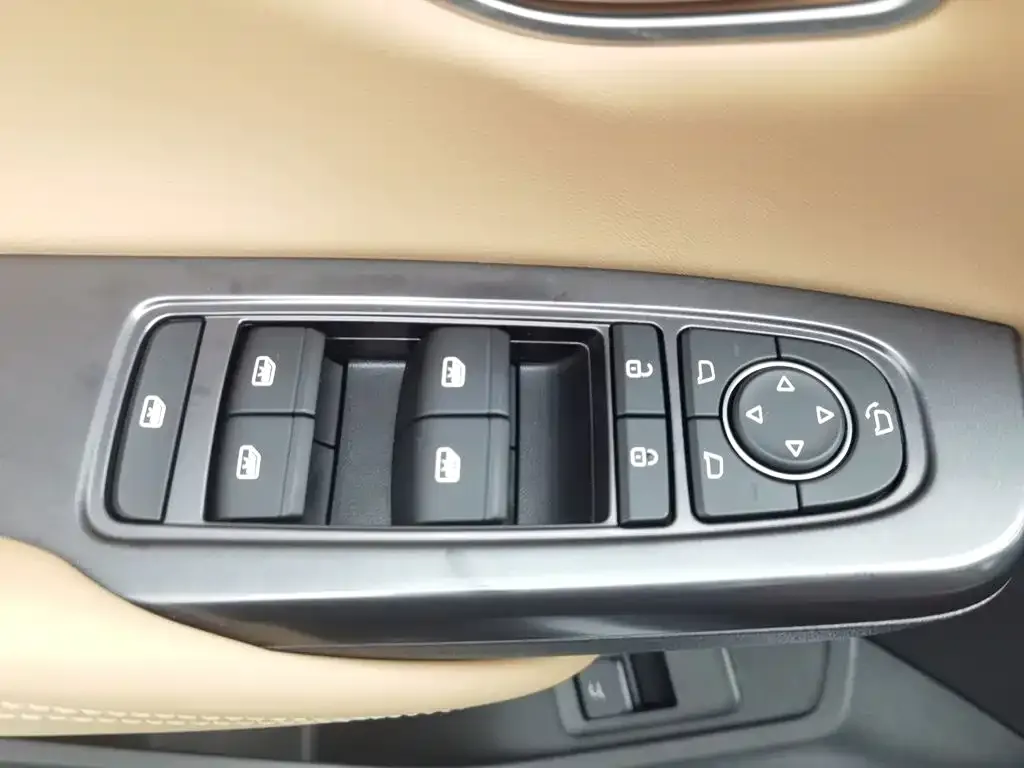 BYD L DM-i — фото 6