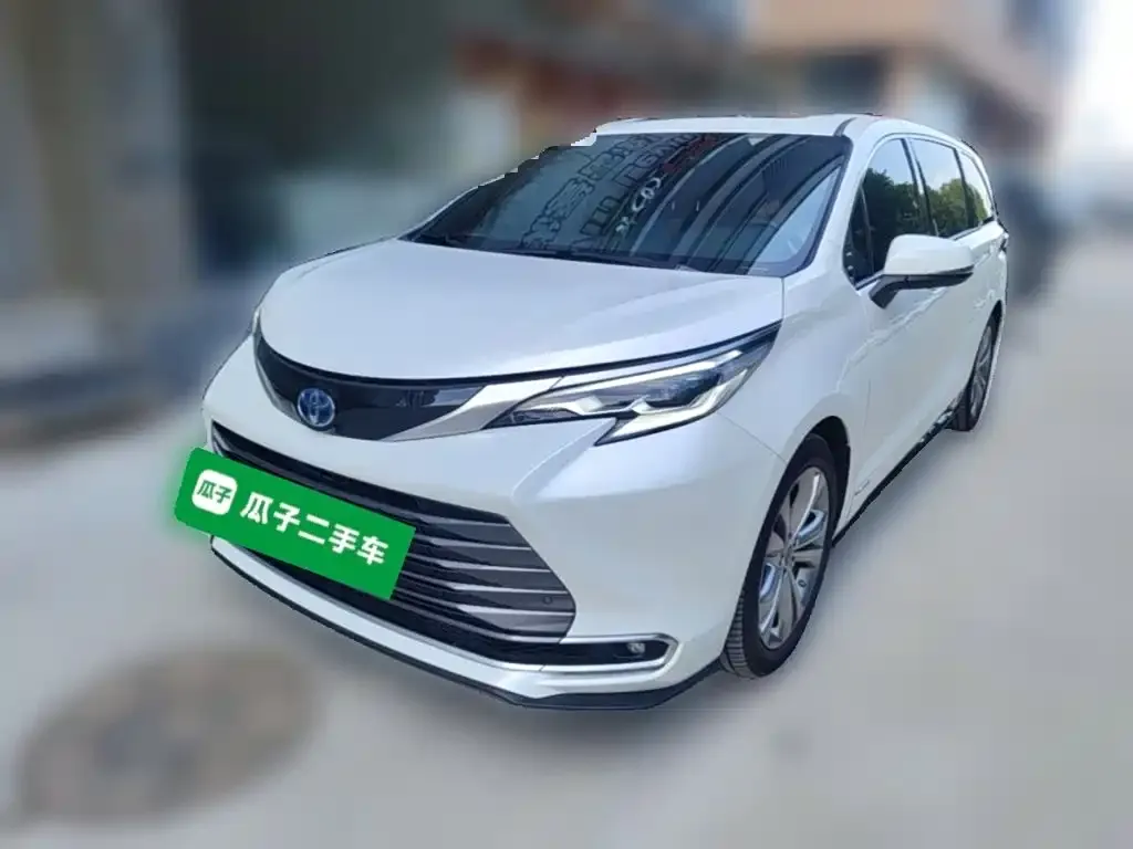 Toyota Sienna — фото 1