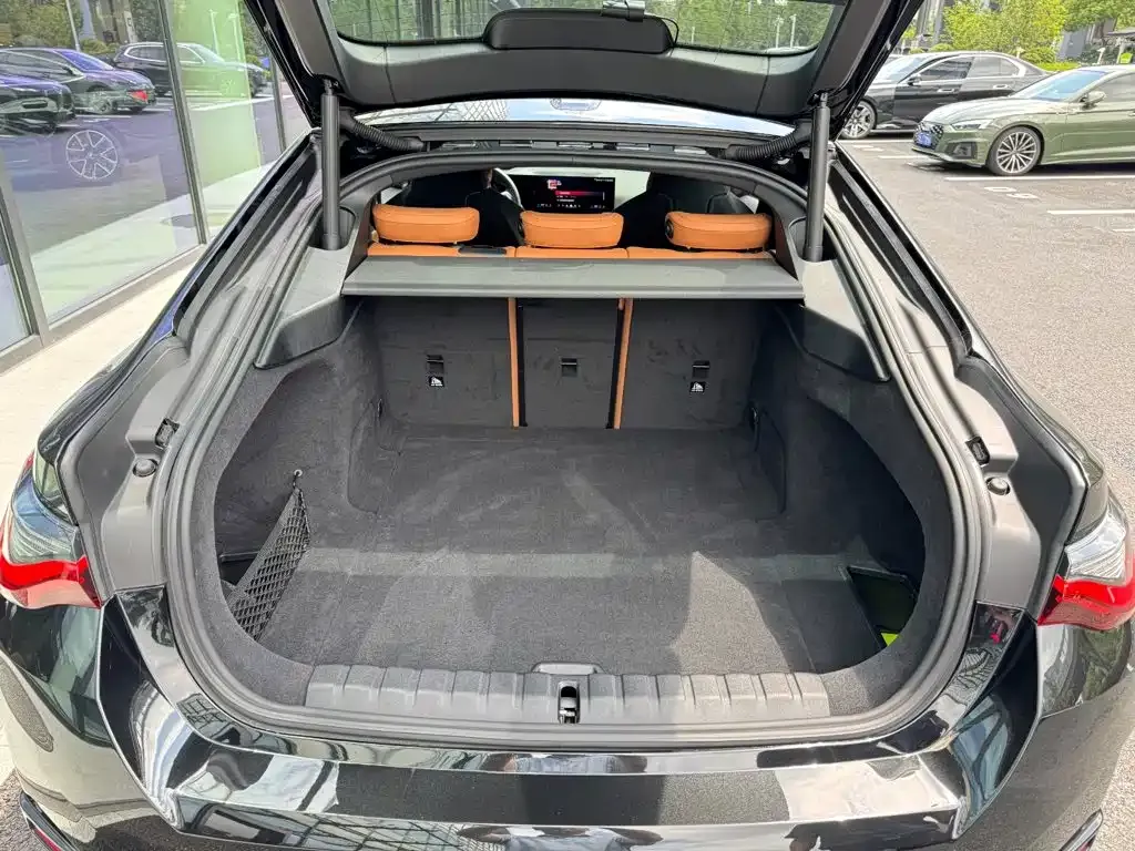 BMW i4 — фото 4