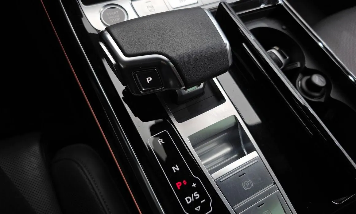 Audi A8 — фото 2