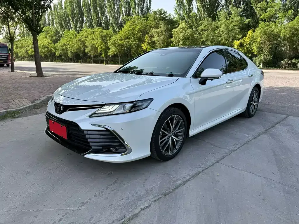 Toyota Camry — фото 1