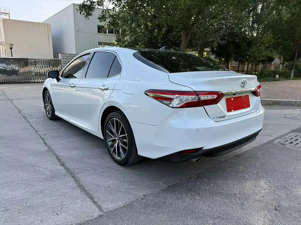 Toyota Camry — фото 5