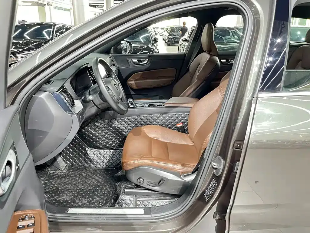 Volvo XC60 — фото 4