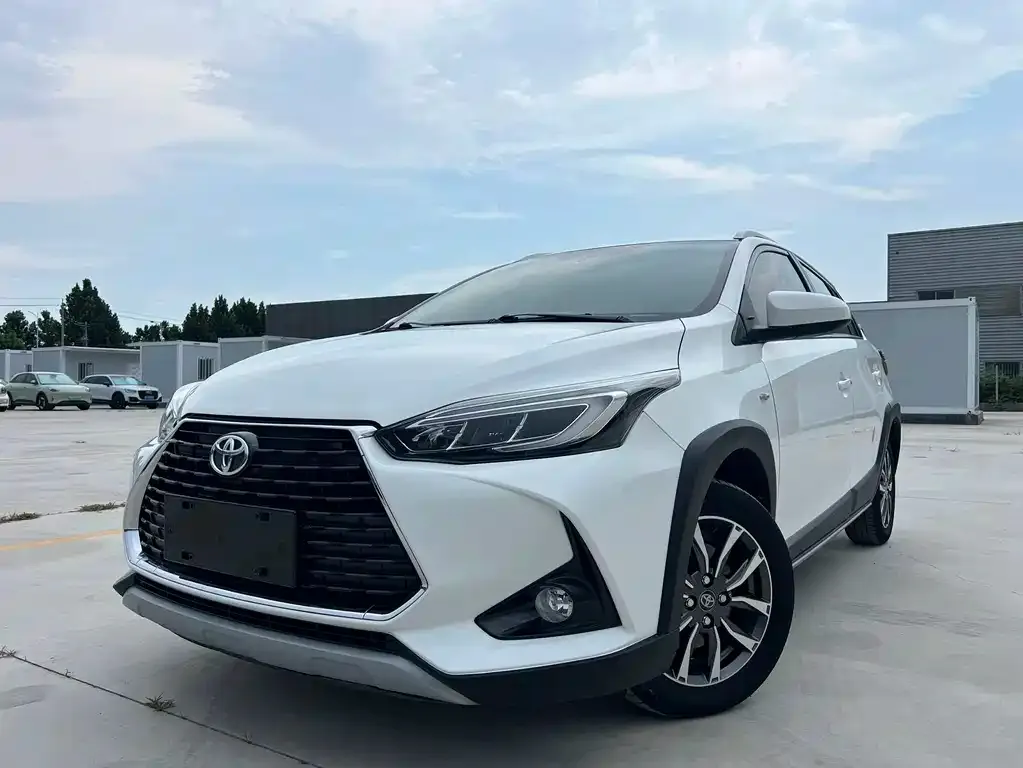 Toyota Yaris L — фото 1