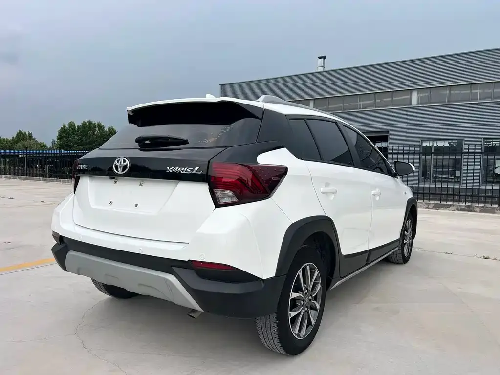 Toyota Yaris L — фото 10