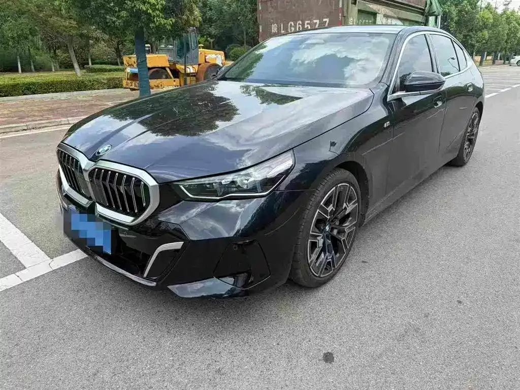 BMW 5 Series — фото 1