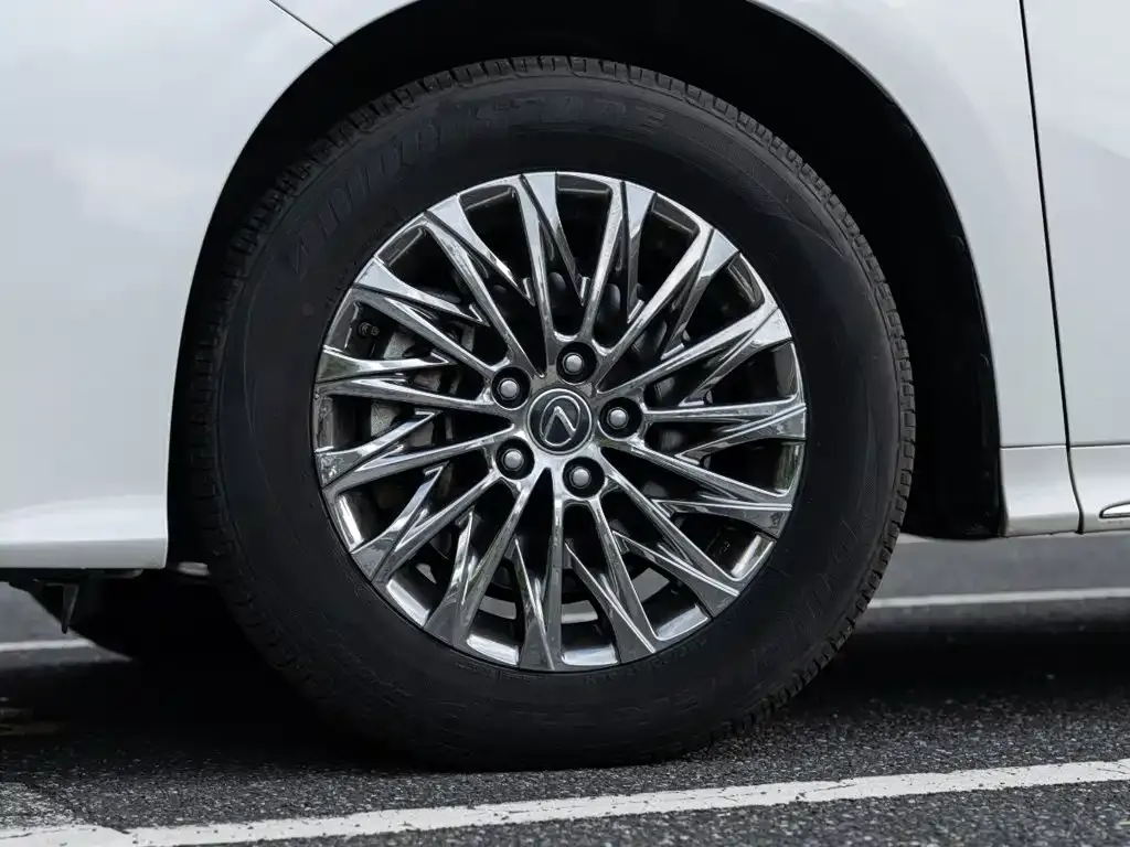 Lexus LM — фото 4