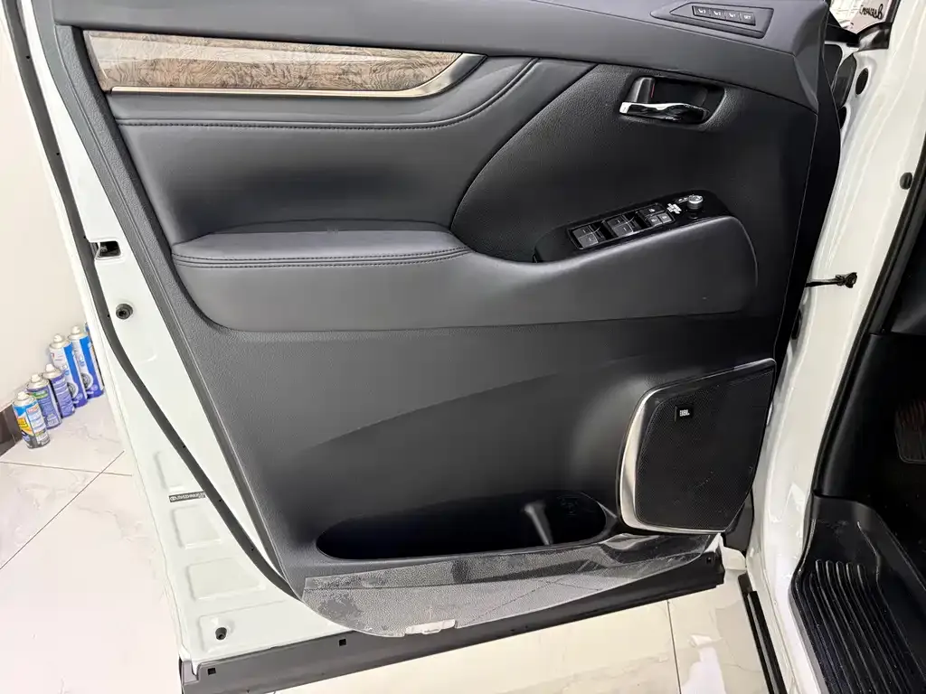 Toyota Vellfire — фото 7