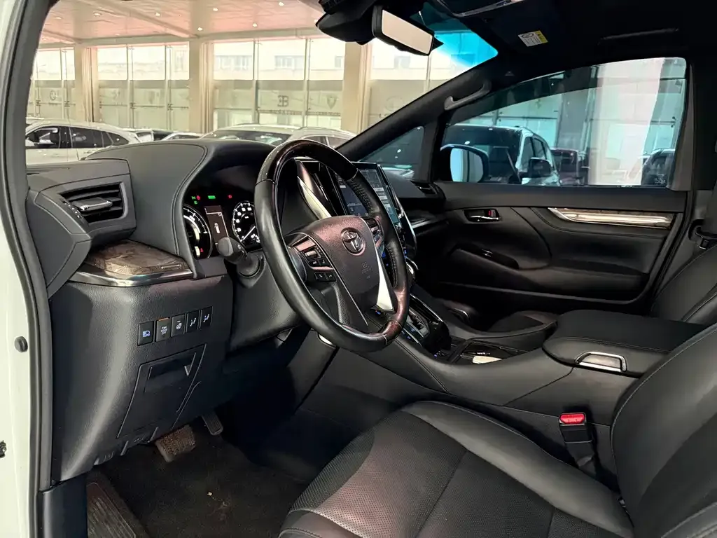 Toyota Vellfire — фото 4