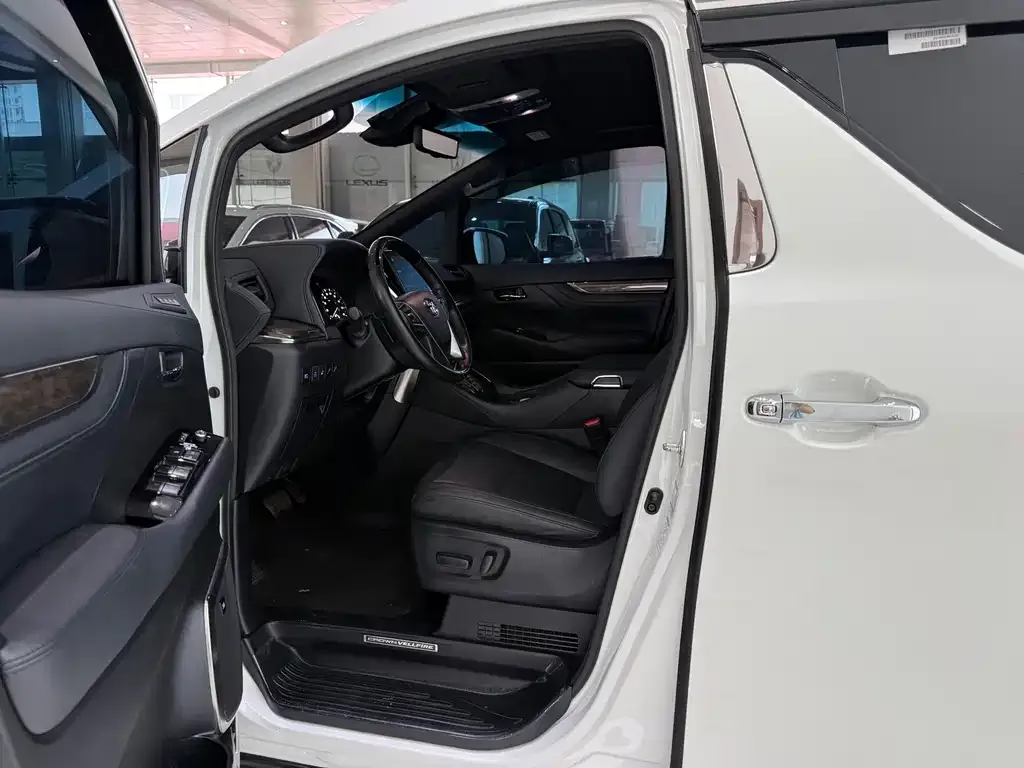 Toyota Vellfire — фото 8