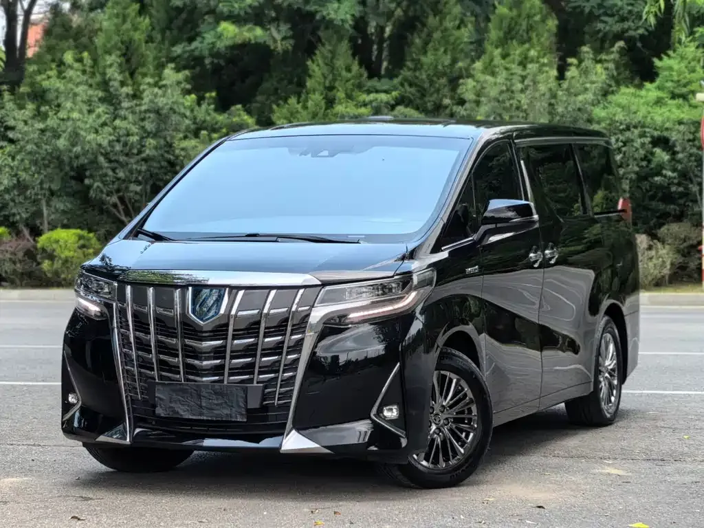 Toyota Alphard — фото 1