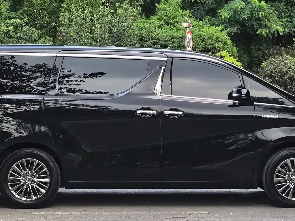 Toyota Alphard — фото 5