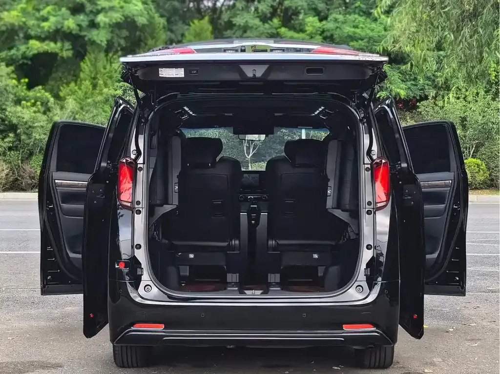 Toyota Alphard — фото 4