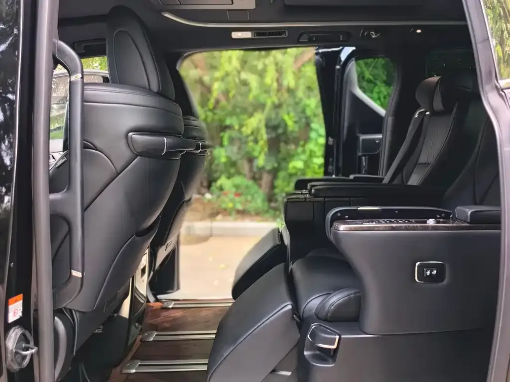 Toyota Alphard — фото 2