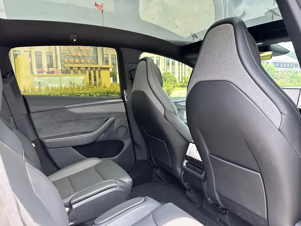 Tesla Model Y L — фото 7