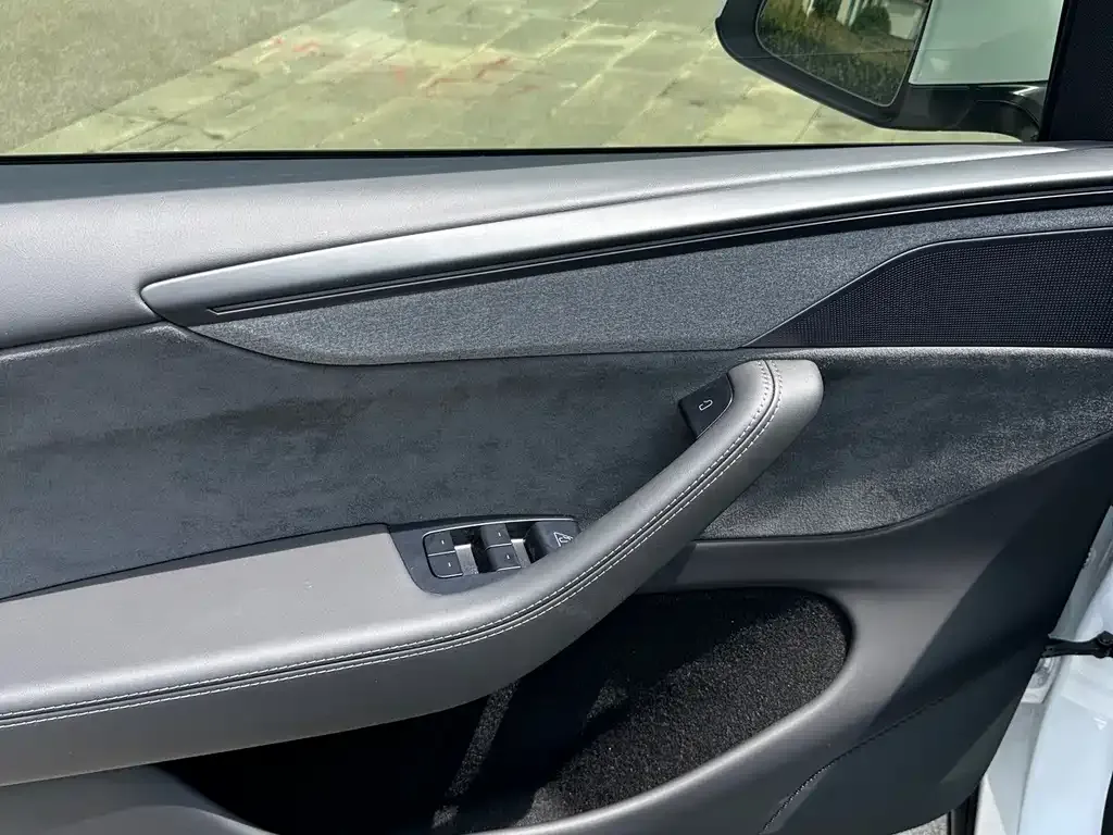 Tesla Model Y L — фото 4