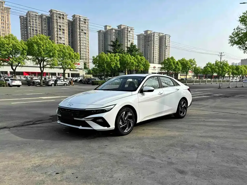 Hyundai Elantra — фото 1