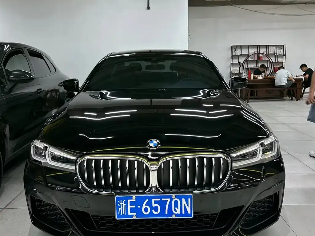 BMW 5 Series — фото 1
