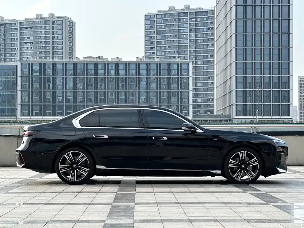 BMW i7 — фото 6