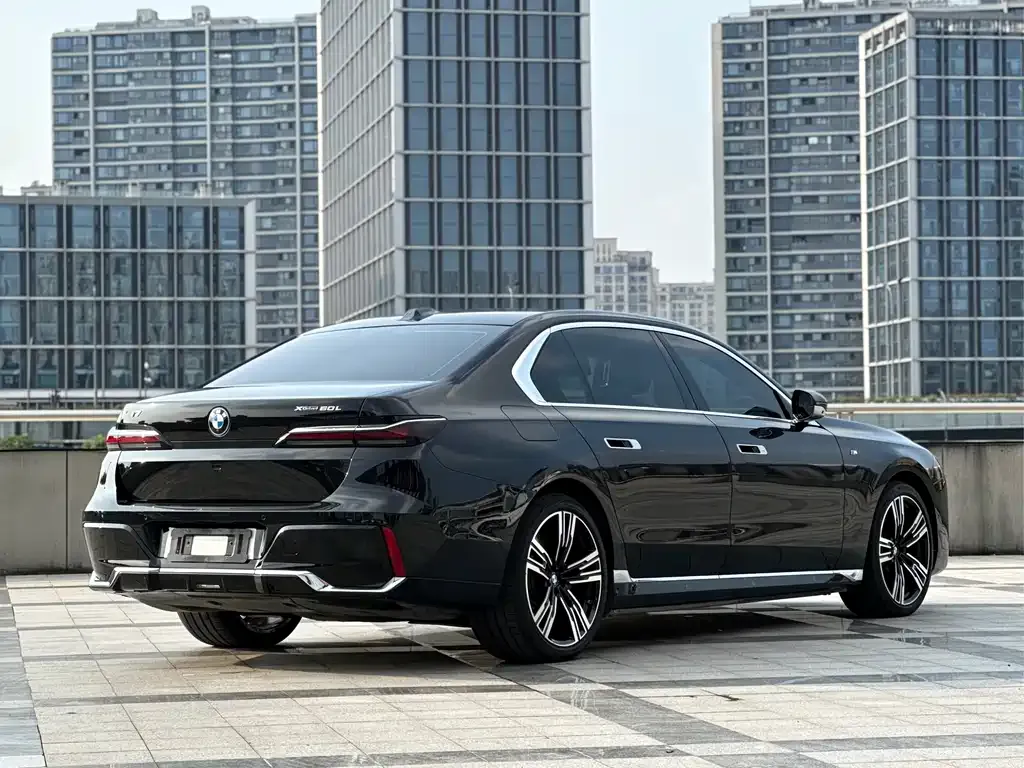 BMW i7 — фото 10