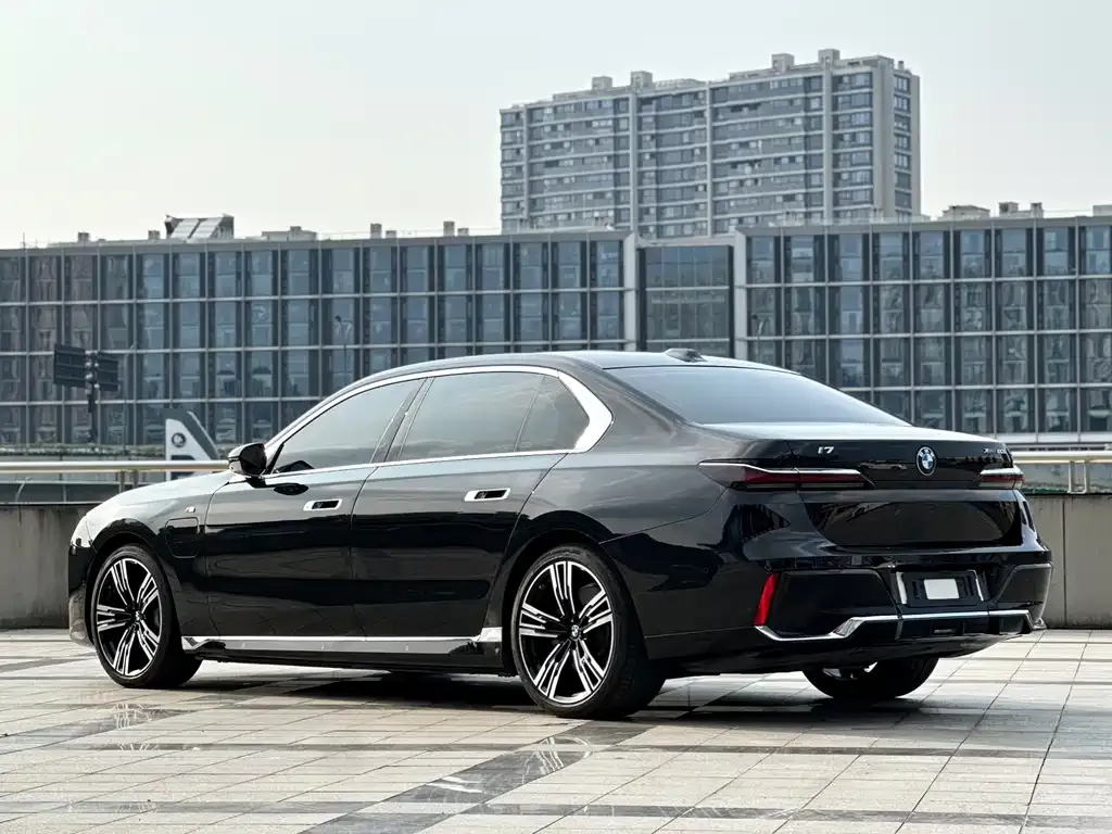 BMW i7 — фото 9