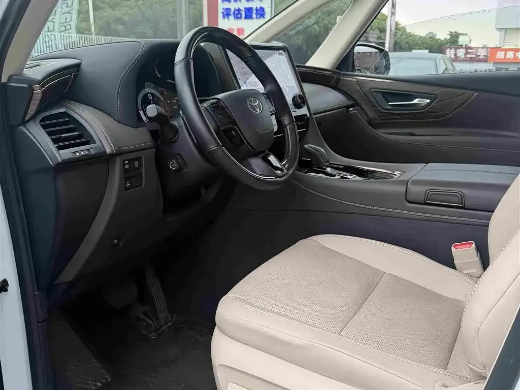 Toyota Alphard — фото 5