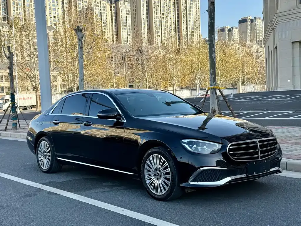 Mercedes-Benz E-Class — фото 1