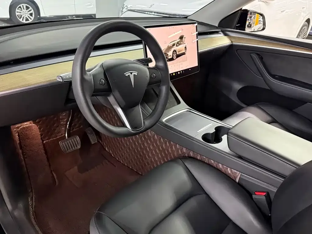 Tesla Model Y — фото 5