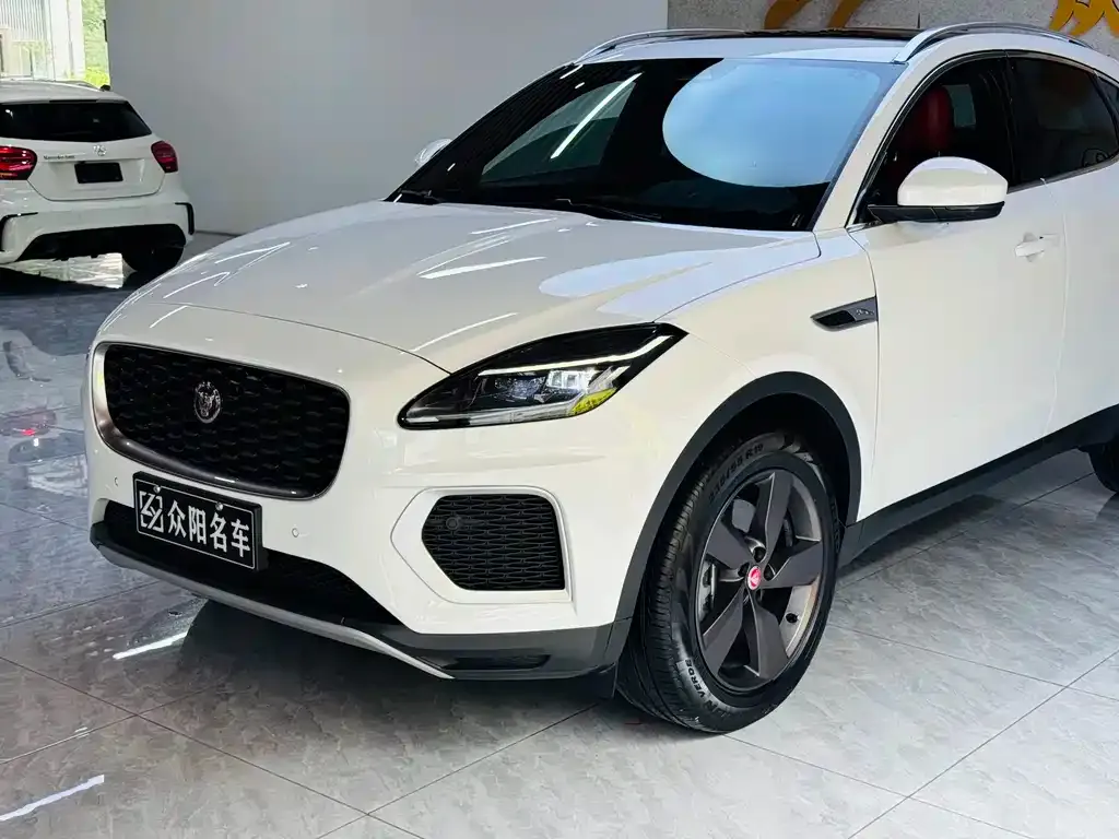 Jaguar E-PACE — фото 2