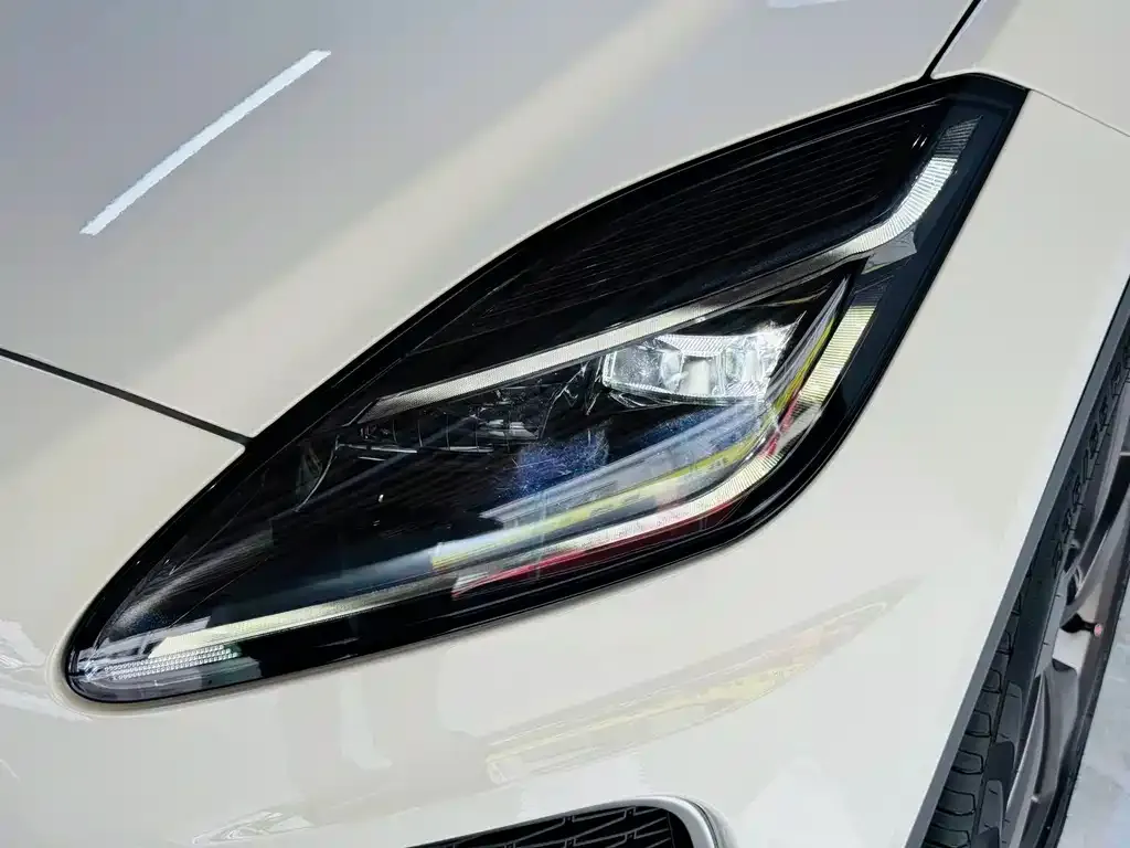 Jaguar E-PACE — фото 8