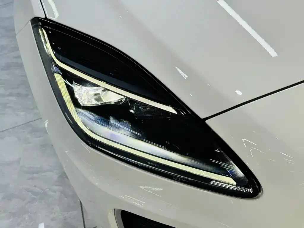 Jaguar E-PACE — фото 7