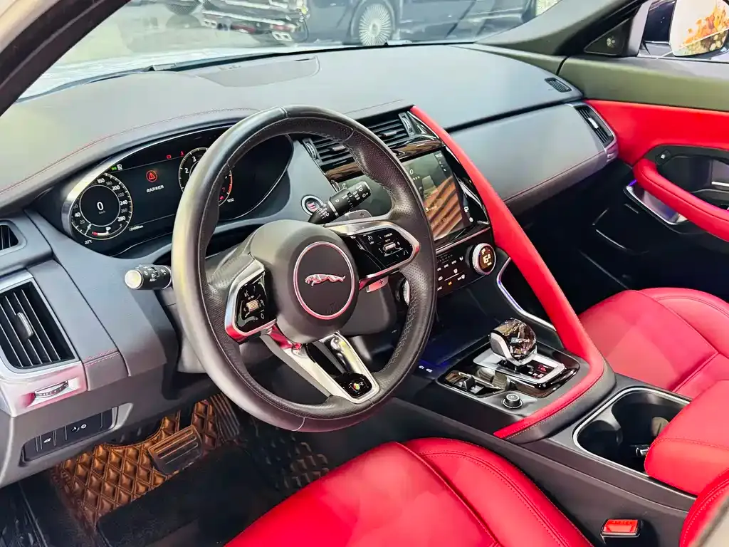 Jaguar E-PACE — фото 10