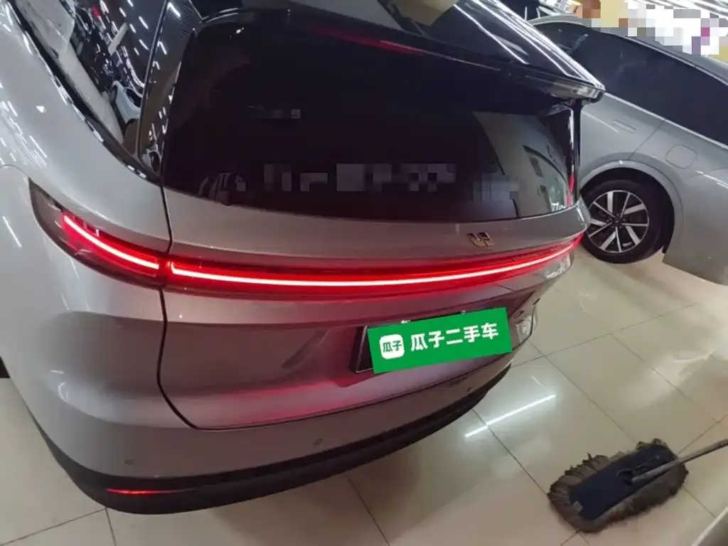 Li Auto i8 — фото 5