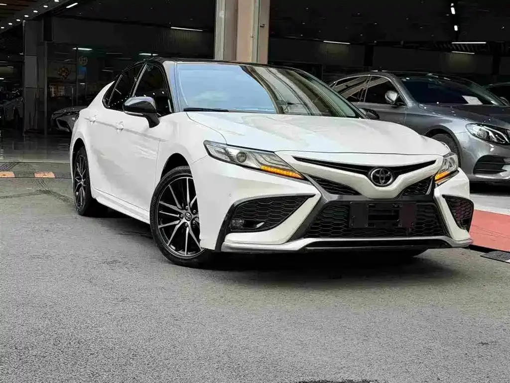 Toyota Camry — фото 7