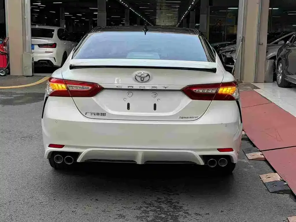 Toyota Camry — фото 5