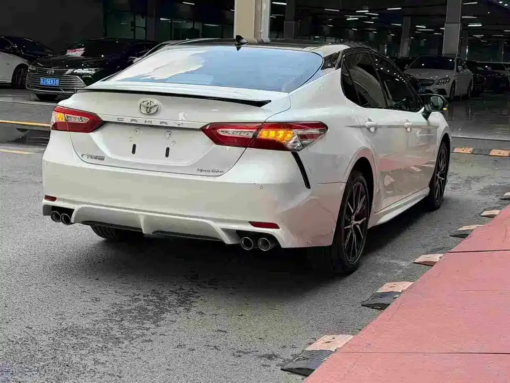 Toyota Camry — фото 3