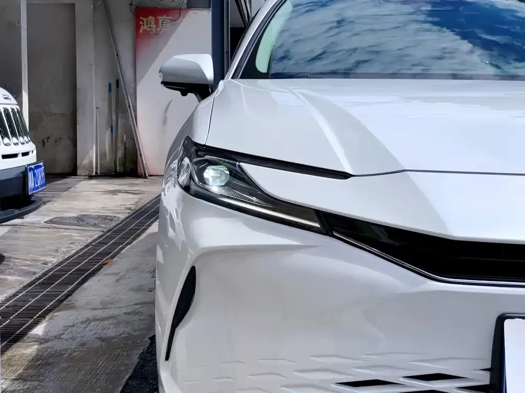 Toyota Camry — фото 2