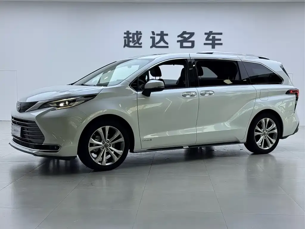 Toyota Sienna — фото 1
