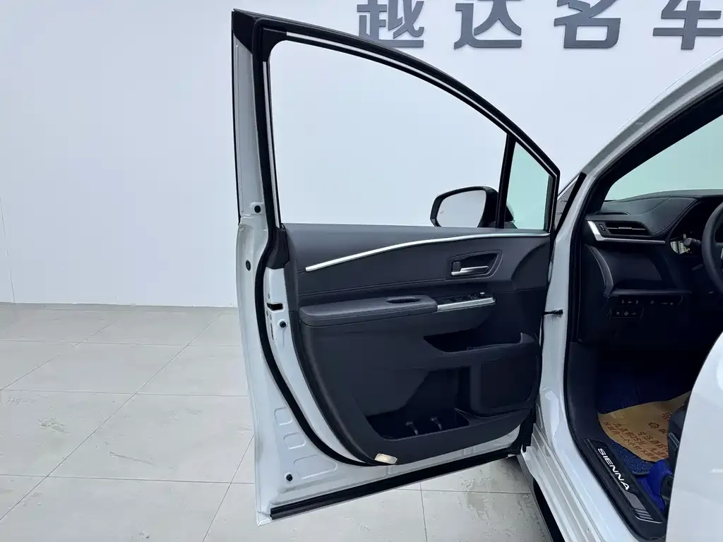 Toyota Sienna — фото 10