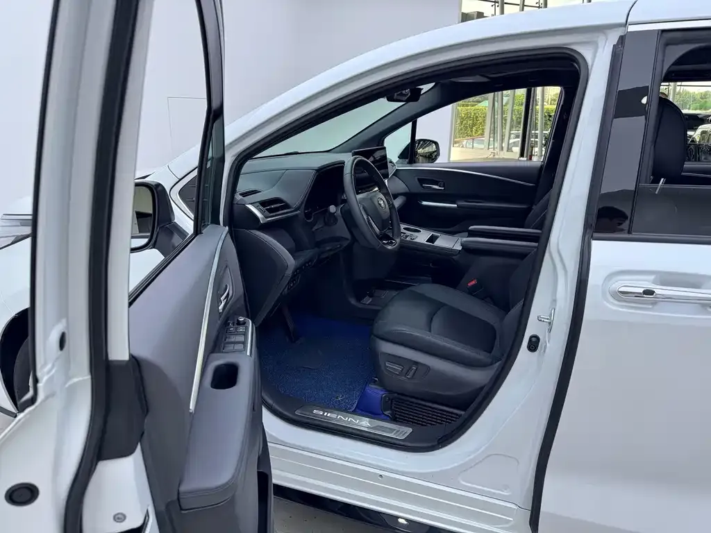 Toyota Sienna — фото 8