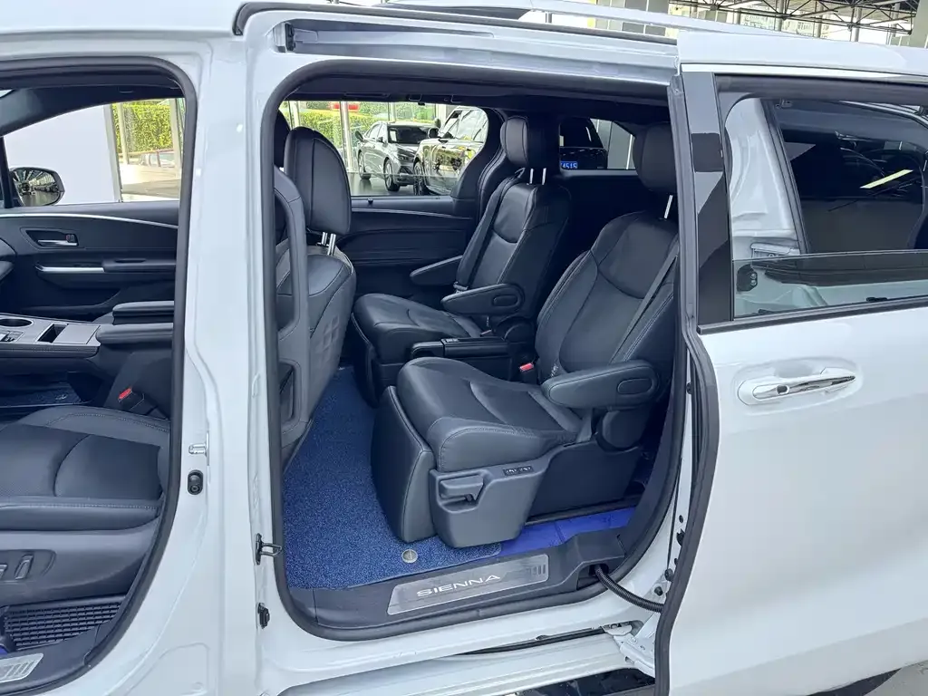 Toyota Sienna — фото 6