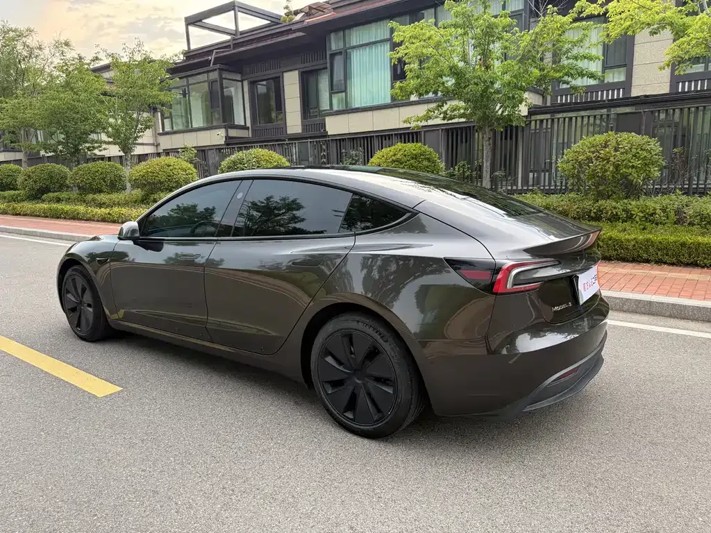 Tesla Model 3 — фото 9