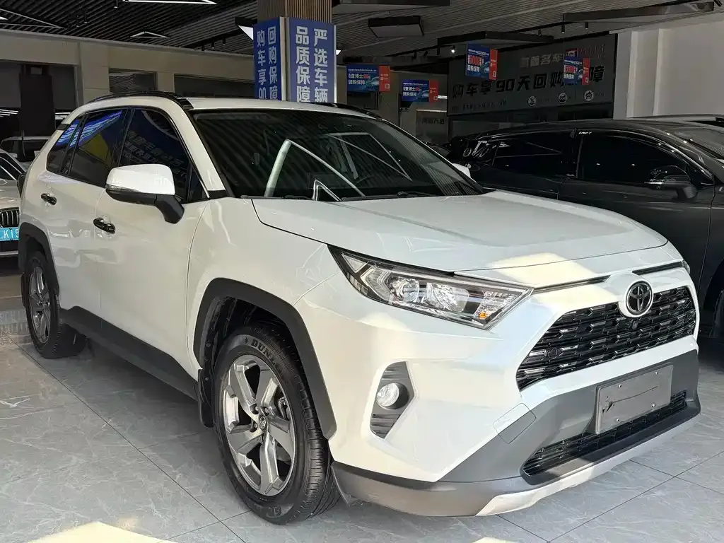 Toyota RAV4 — фото 1